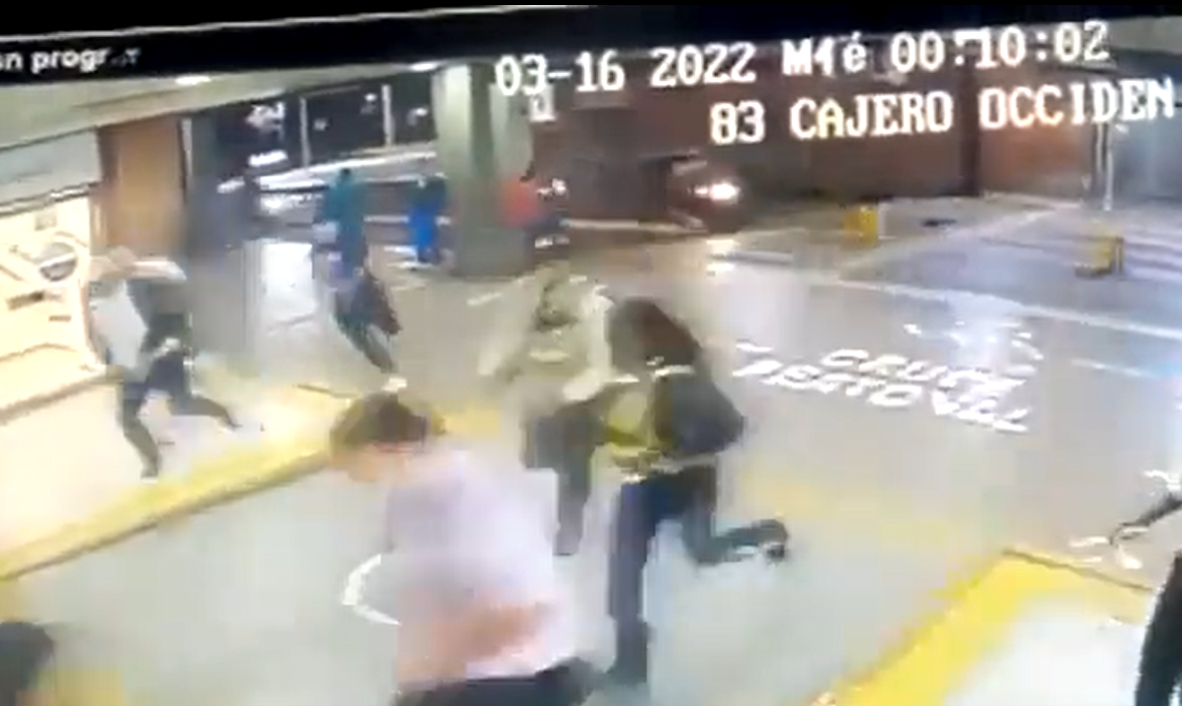 Cerca de catorce personas llegaron hasta el lugar sobre la medianoche.