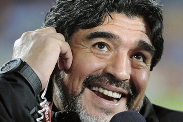 Maradona y su nueva novia retornan a Buenos Aires