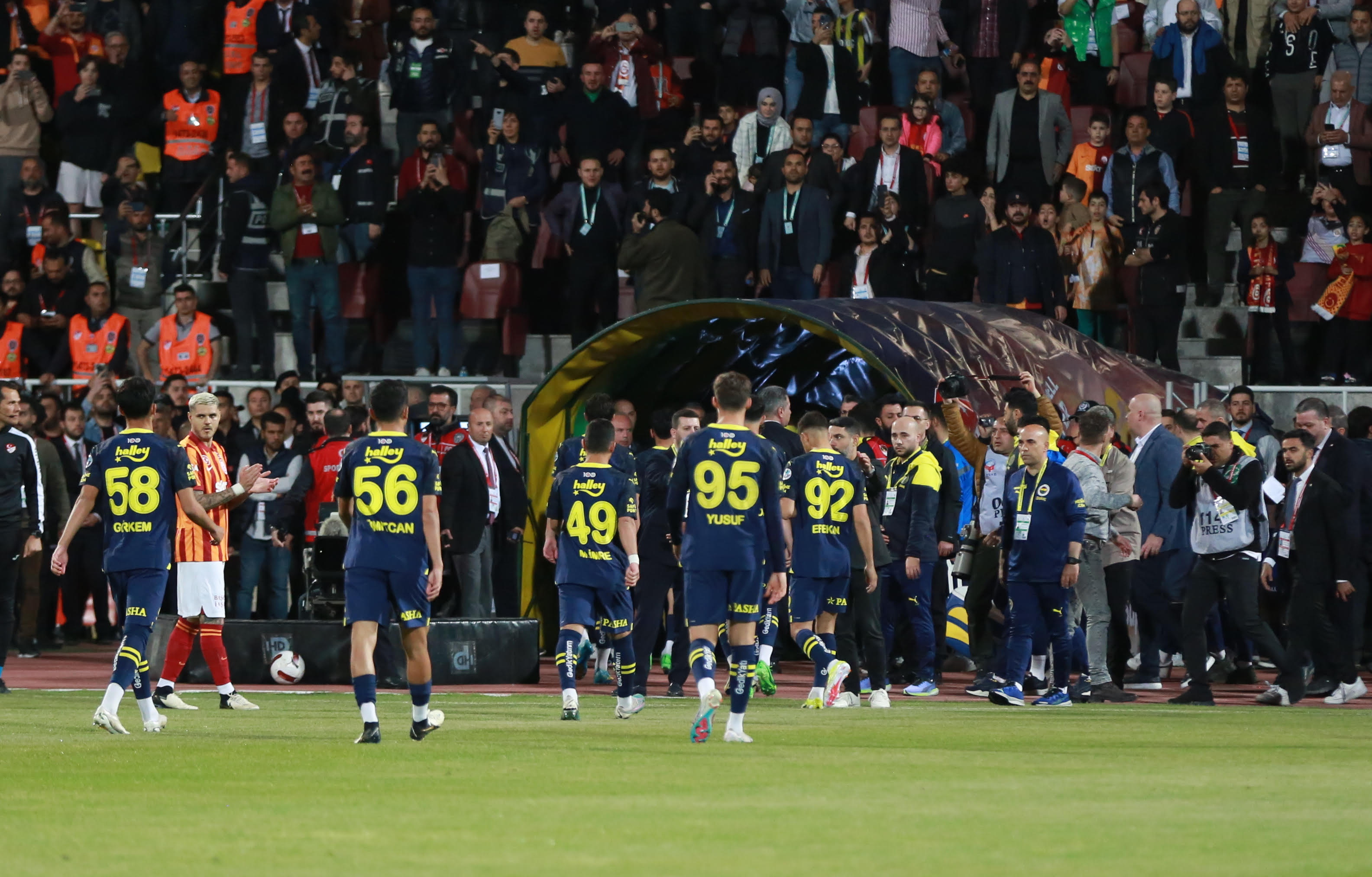 Fenerbahçe abandonó la Supercopa de Turquía al primer minuto del partido: video