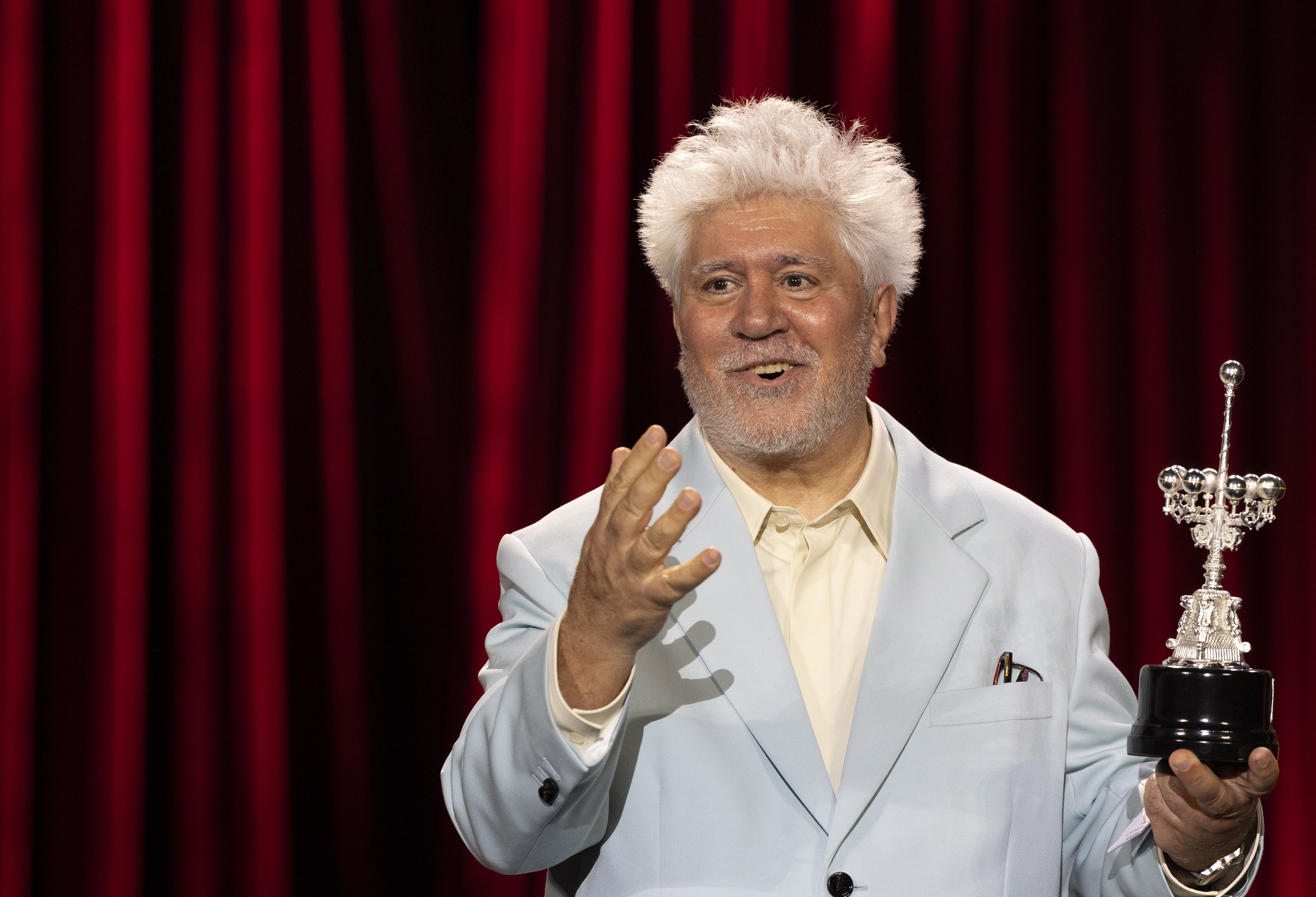 GRAFCAV8684. SAN SEBASTIÁN (ESPAÑA), 26/09/2024.- El director de cine español Pedro Almodóvar recibe el Premio Donostia en el Festival de Cine de San Sebastián . EFE/ Juan Herrero