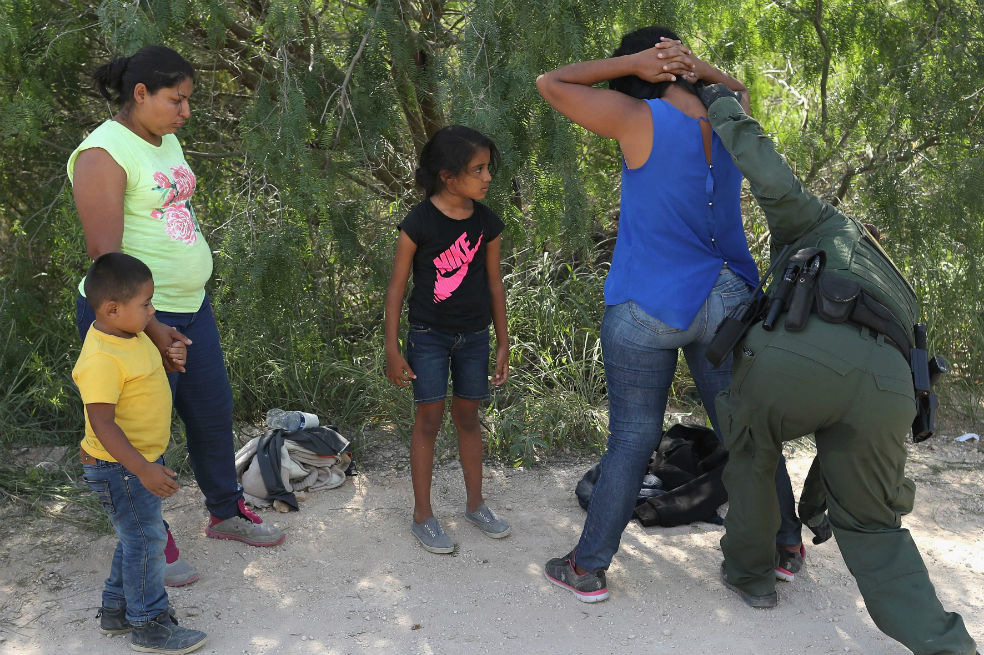El llanto desesperado de niños inmigrantes separados de sus padres en la frontera de EEUU