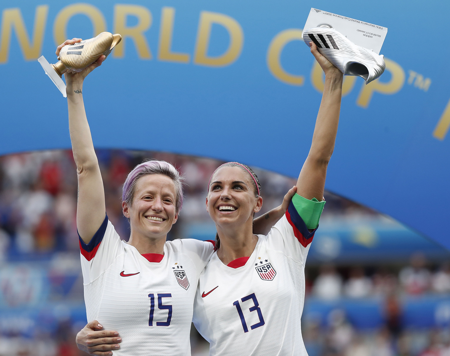 Megan Rapinoe, la goleadora de mayor edad en una final mundialista a sus 34 años y 2 días, fue designada igualmente como la ganadora del Balón de Oro, por delante de la inglesa Lucy Bronze y de la también estadounidense Rose Lavelle, autora del 2-0 en la final ante el equipo neerlandés.