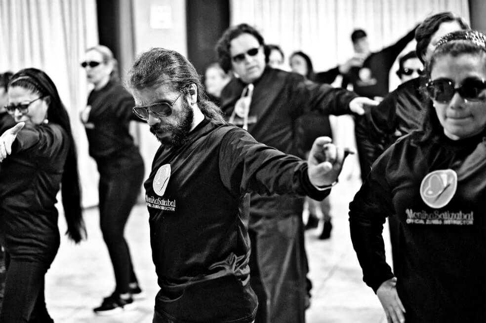 Gustavo León, el metalero invidente que baila zumba