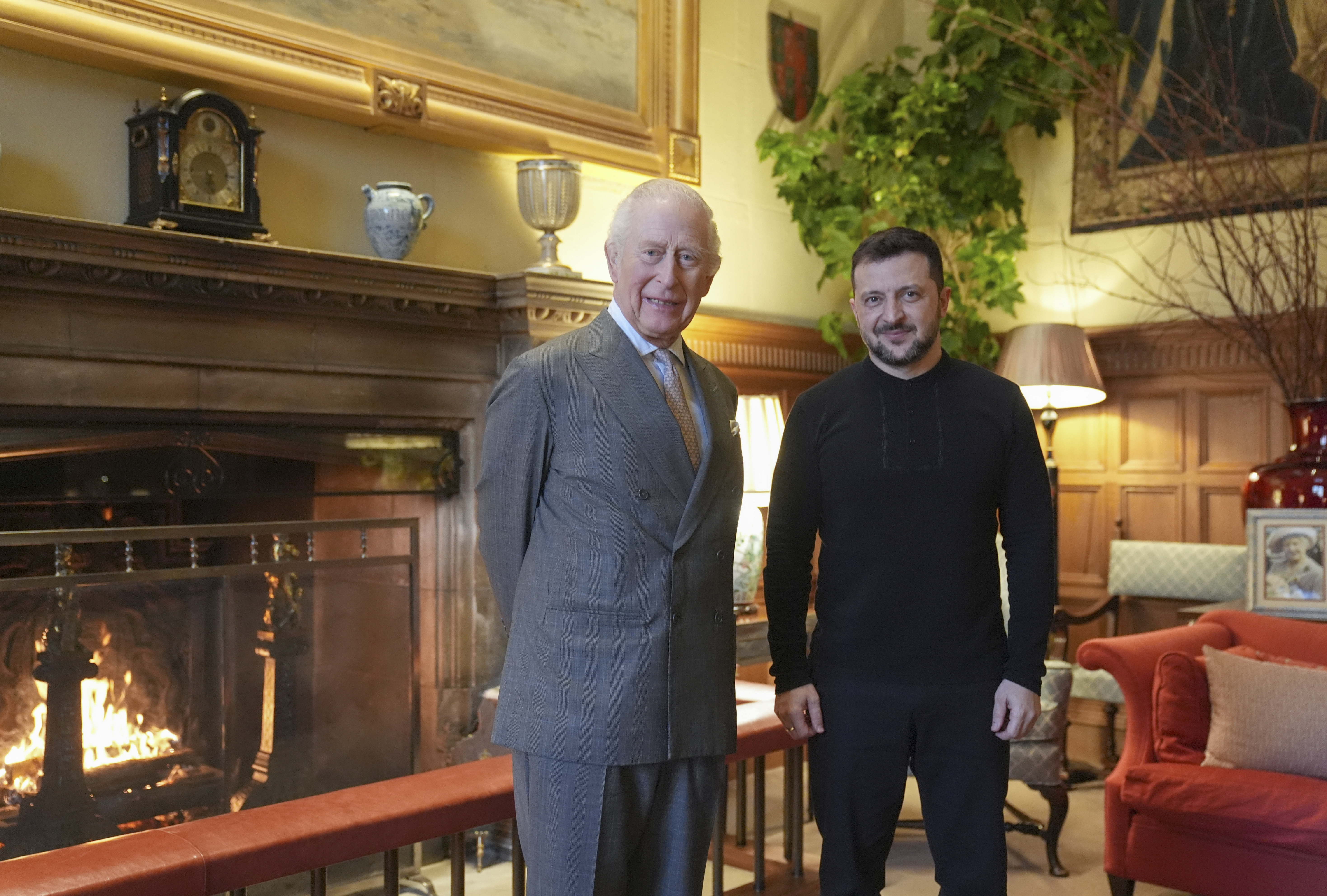 LONDON (United Kingdom), 02/03/2025.- A handout photo made available by the Presidential Press Service shows Britain's King Charles III (L) meets Ukraine's President Volodymyr Zelensky (R) during their meeting after European leaders summit at the Sandringham Estate in Norfolk, Britain, 02 March 2025. The UK has hosted a summit of European leaders in London to discuss the ongoing war in Ukraine. (Ucrania, Reino Unido, Londres) EFE/EPA/PRESIDENTIAL PRESS SERVICE / HANDOUT HANDOUT EDITORIAL USE ONLY/NO SALES