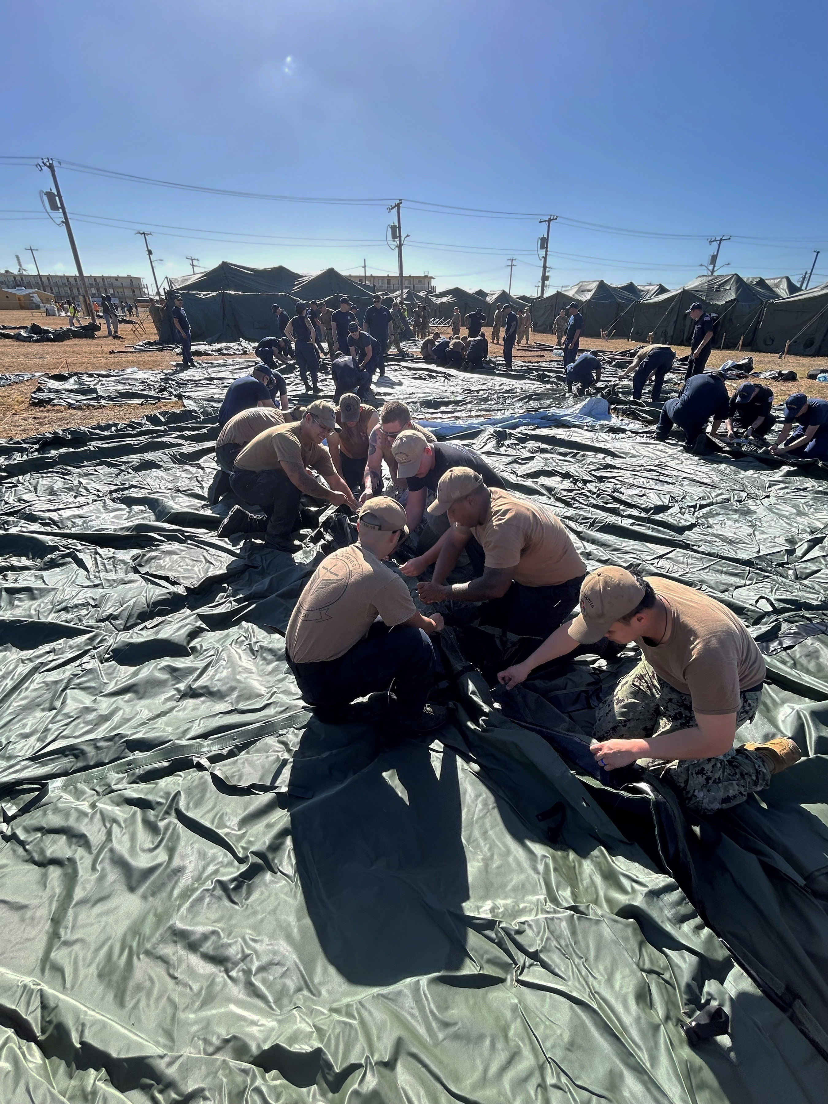 La administración Trump enfrenta desafíos para retener migrantes en Guantánamo