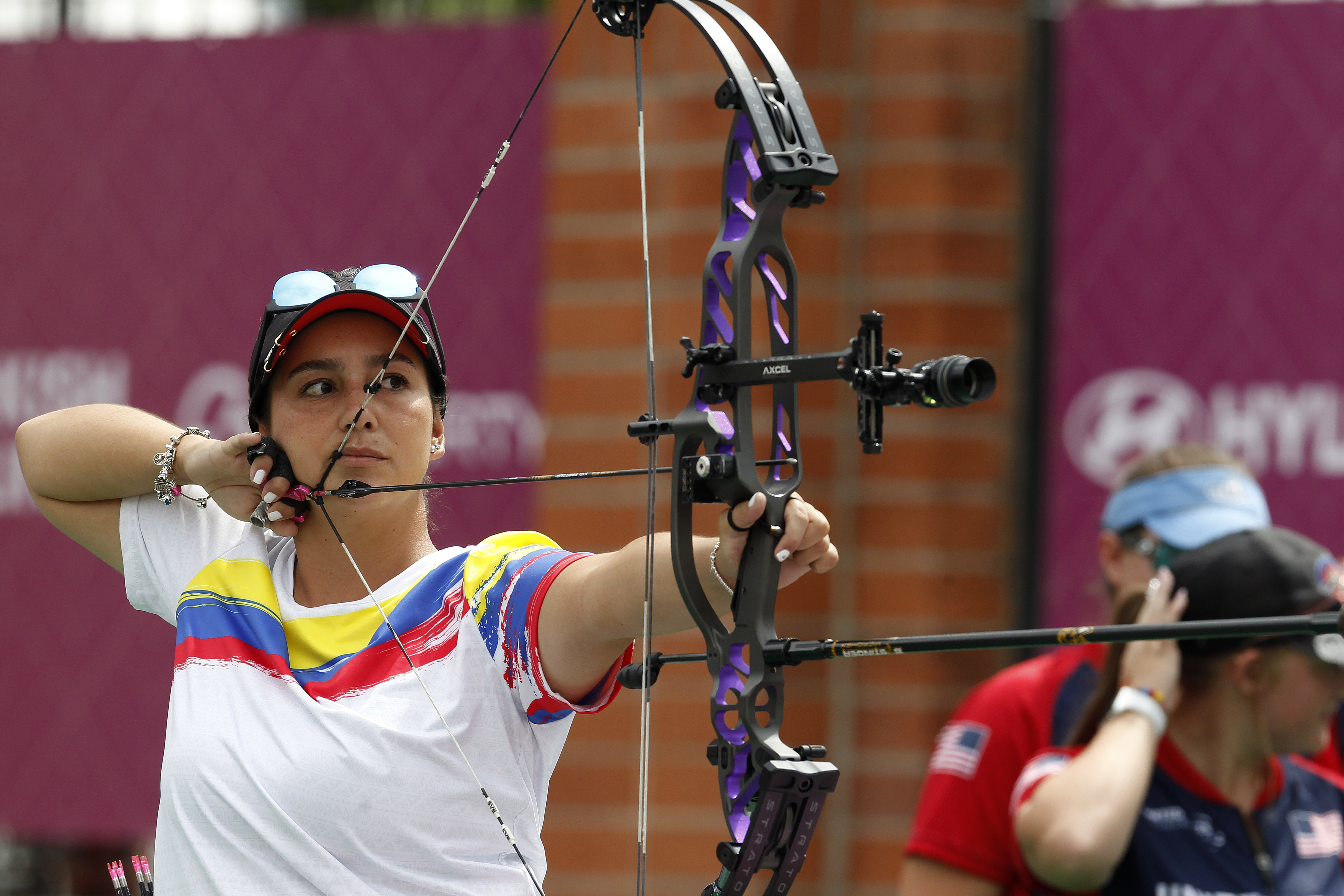¡Vergonzoso! Sara López denuncia a Avianca por robo de su equipo deportivo