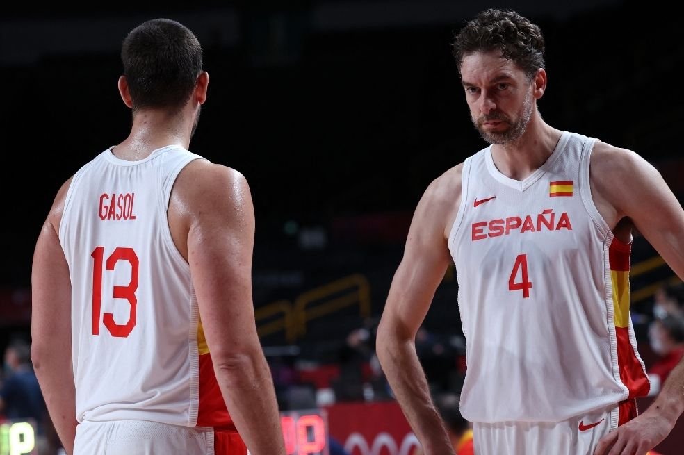 La despedida de los hermanos Gasol. Eliminados en cuartos de final, los españoles Marc y Pau Gasol se retiraron de la selección de España tras décadas liderando a la selección ibérica. La imagen de los hermanos Gasol representando por última vez a España, una de las más duras de todo el evento.