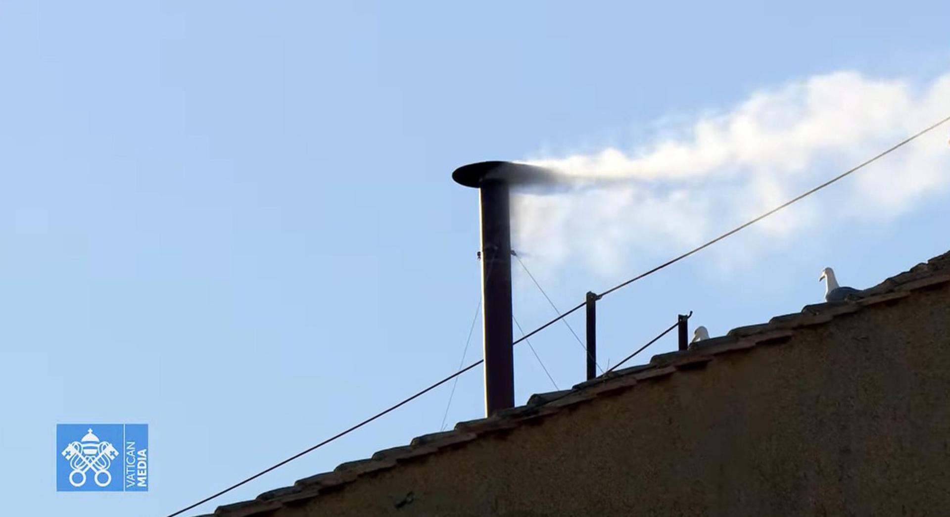 VATICAN CITY (Vatican City State (Holy See)), 08/05/2025.- A screen grab taken from a video released by the Vatican Media shows the white smoke coming out of the chimney of the Sistine Chapel, where the conclave for the election of the new pope takes place, in the Vatican, 08 May 2025. (Papa) EFE/EPA/VATICAN MEDIA HANDOUT -BEST QUALITY AVAILABLE-HANDOUT EDITORIAL USE ONLY/NO SALES
