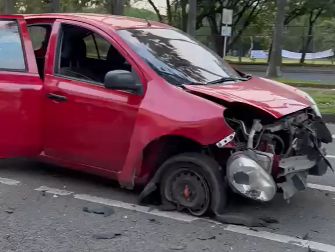 Atacaron a un carro con artefacto explosivo en medio de disturbios en Universidad del Valle