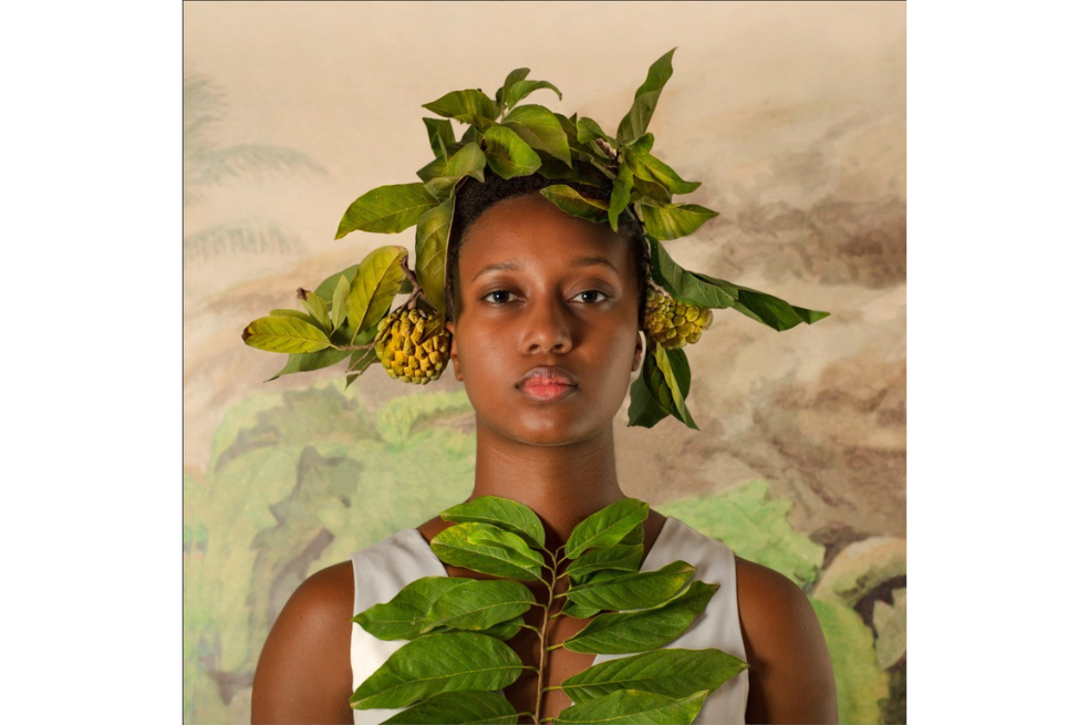 Ayele Agyare, reina de la independencia, con la fruta anon.