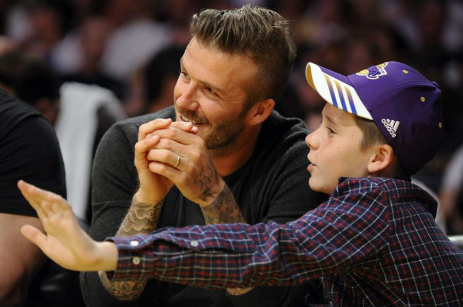 Foto de archivo tomada el 29 de abril de 2012 del futbolista británico David Beckham y su hijo Brooklyn durante un partido de baloncesto disputado por los los Lakers de Los Ángeles y los Nuggets de Denver en Los Ángeles, California (Estados Unidos)  / EFE