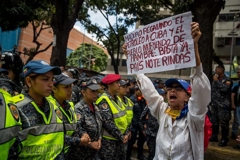 Policía venezolana impide marcha de trabajadores de salud a sede de Gobierno