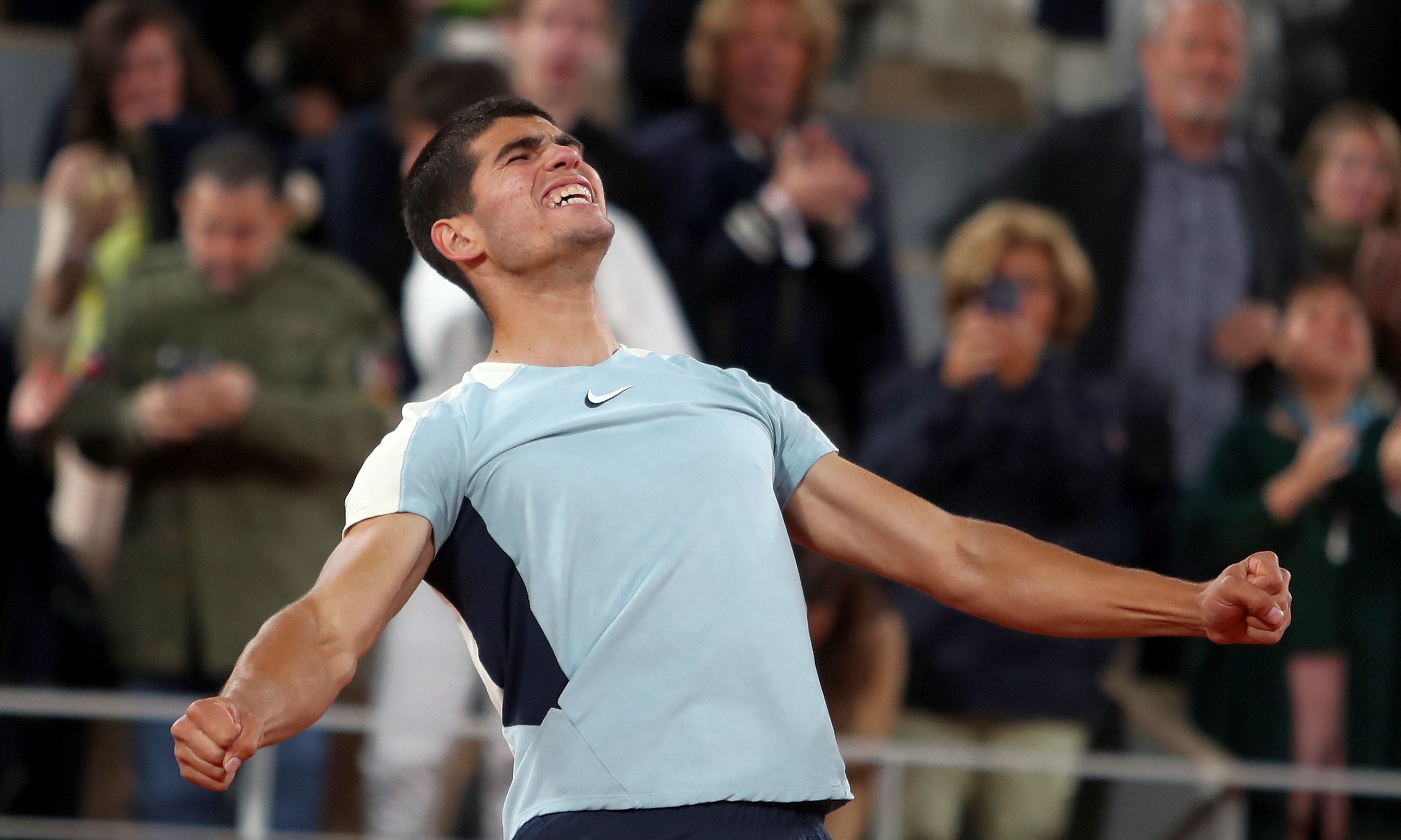Alcaraz sigue adelante en Roland Garros y va por Zverev