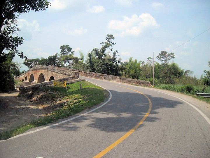 Lluvias provocaron la caída de histórico puente en Miranda, Cauca