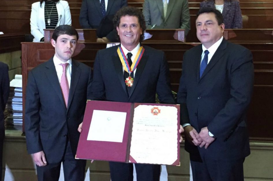 Carlos Vives se bajó de la bicicleta para recibir la Orden de la Democracia Simón Bolívar