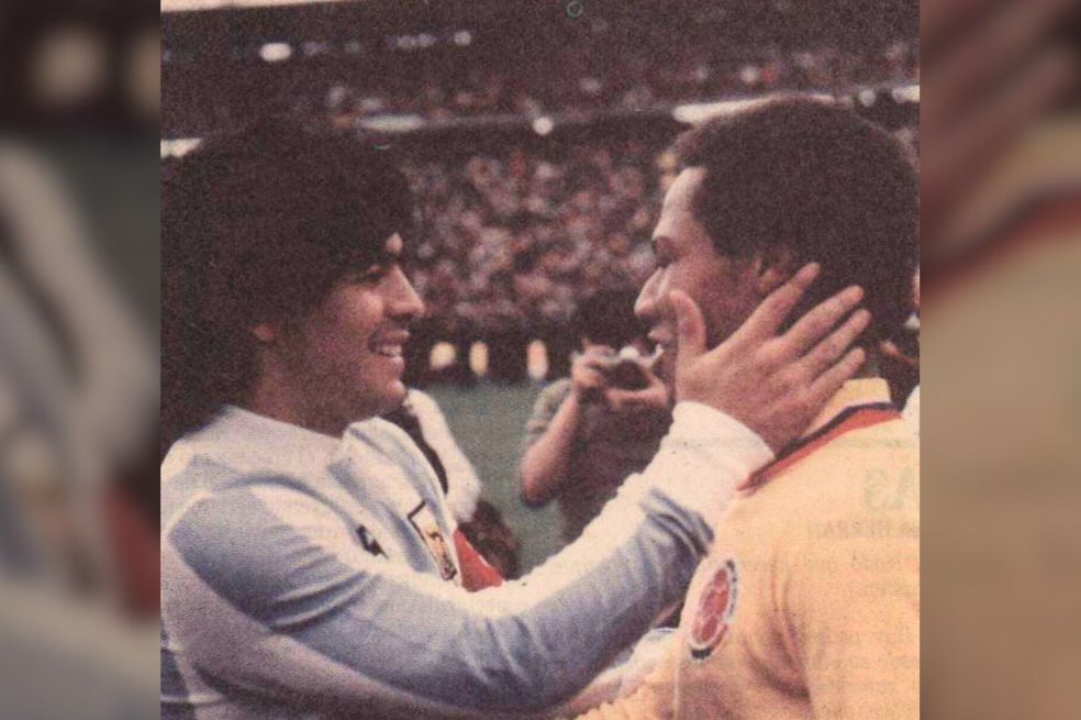Willington Ortíz junto a Diego Maradona.