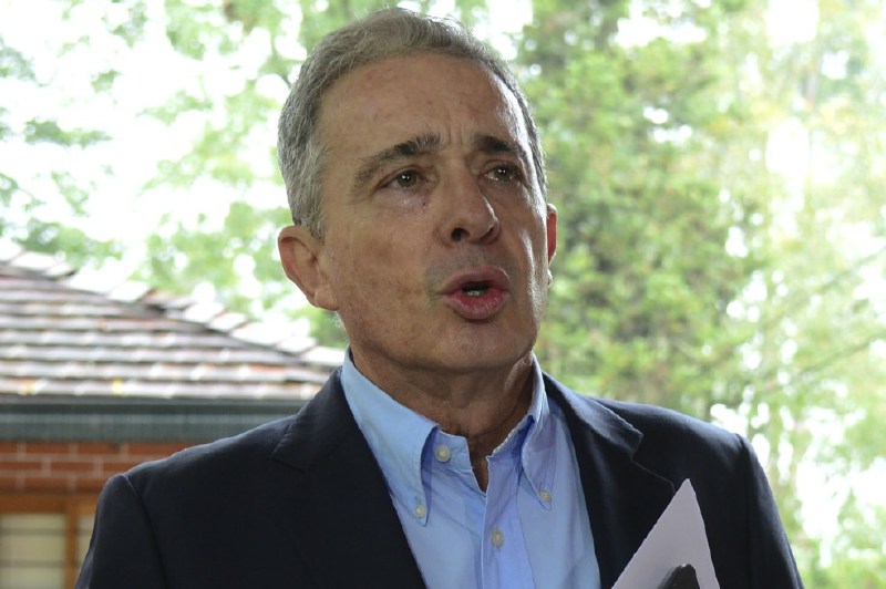 Uribe también le niega el apoyo a proyecto para extender periodo presidencial