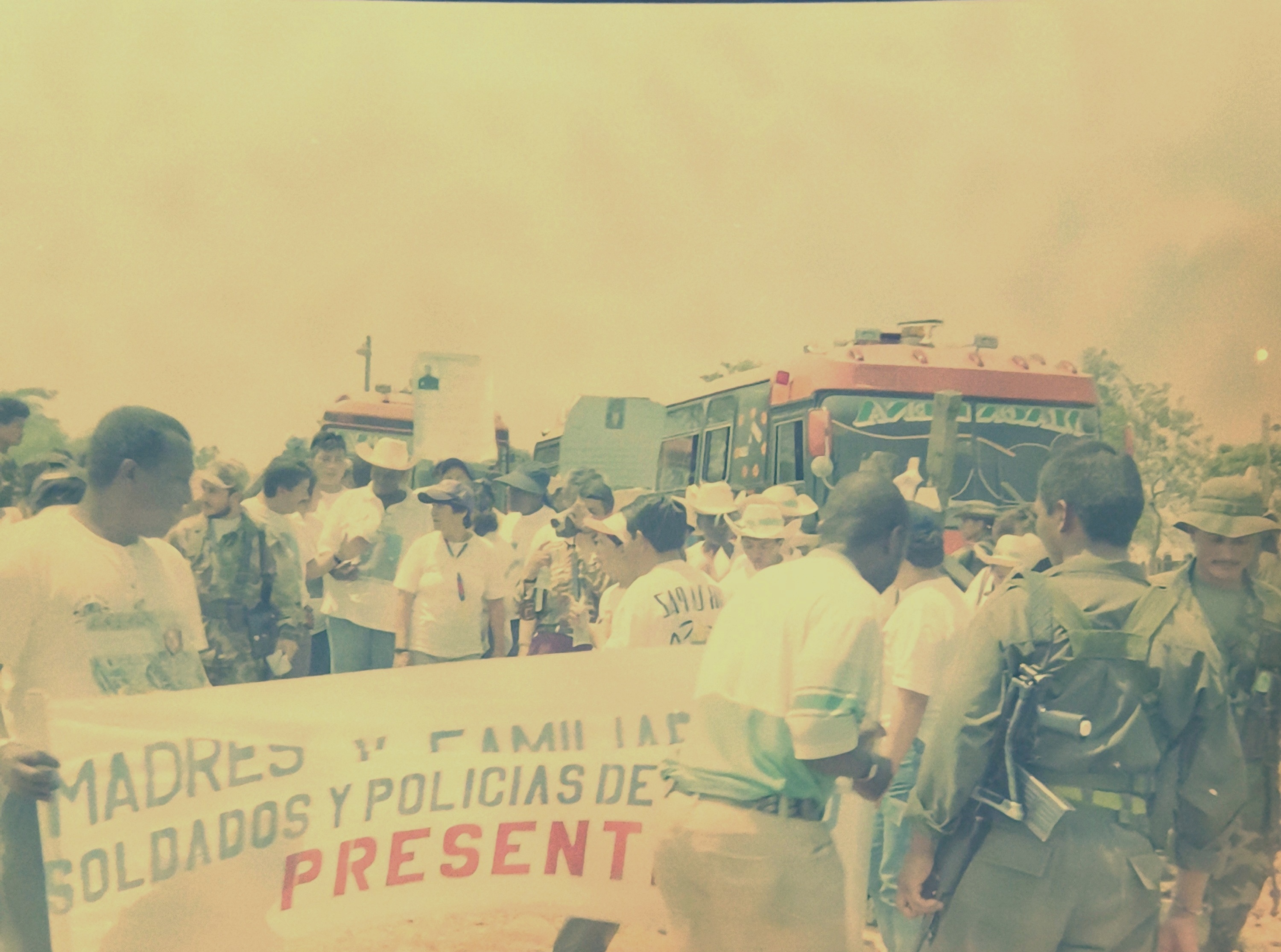 En varios buses y después de superar un trayecto de 18 horas, varias familias llegaron a San Vicente del Caguán en enero de 1999 para asistir a la instalación de los diálogos entre el gobierno de Andrés Pastrana y la guerrilla de las Farc.