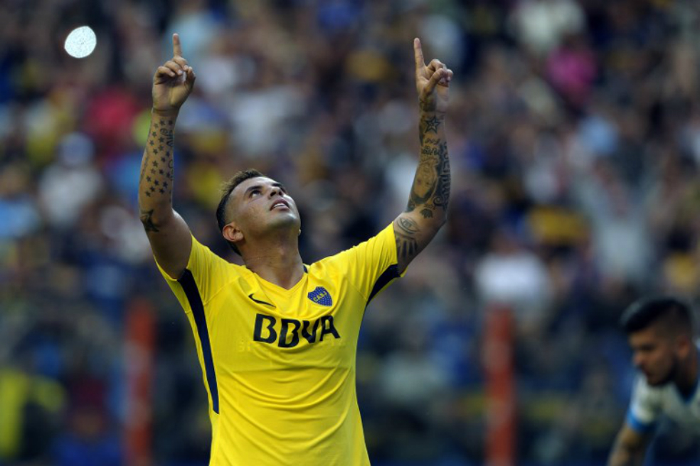 Edwin Cardona marca de cabeza en goleada de Boca Juniors