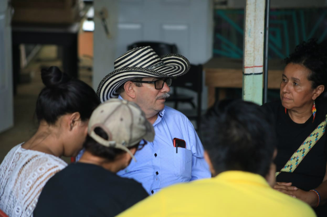 Exjefes guerrilleros, como Rodrigo Londoño, conocido como Timochenko, acompañaron a los excombatientes en la conmemoración.Cortesía Comunicaciones FarcSin embargo, resaltó que hay varios asuntos urgentes por cumplir en cuanto a la reincorporación de las Farc, como definir la figura jurídica de los espacios de reincorporación, es decir, si podrán convertirse en veredas o corregimientos. Asimismo, que el Gobierno defina los títulos sobre las tierras donde ellos están para desarrollar los proyectos productivos.