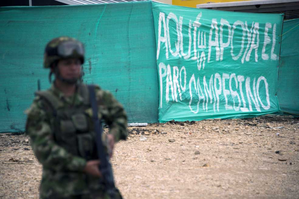 Continúa diálogo entre Gobierno y campesinos para conjurar el paro