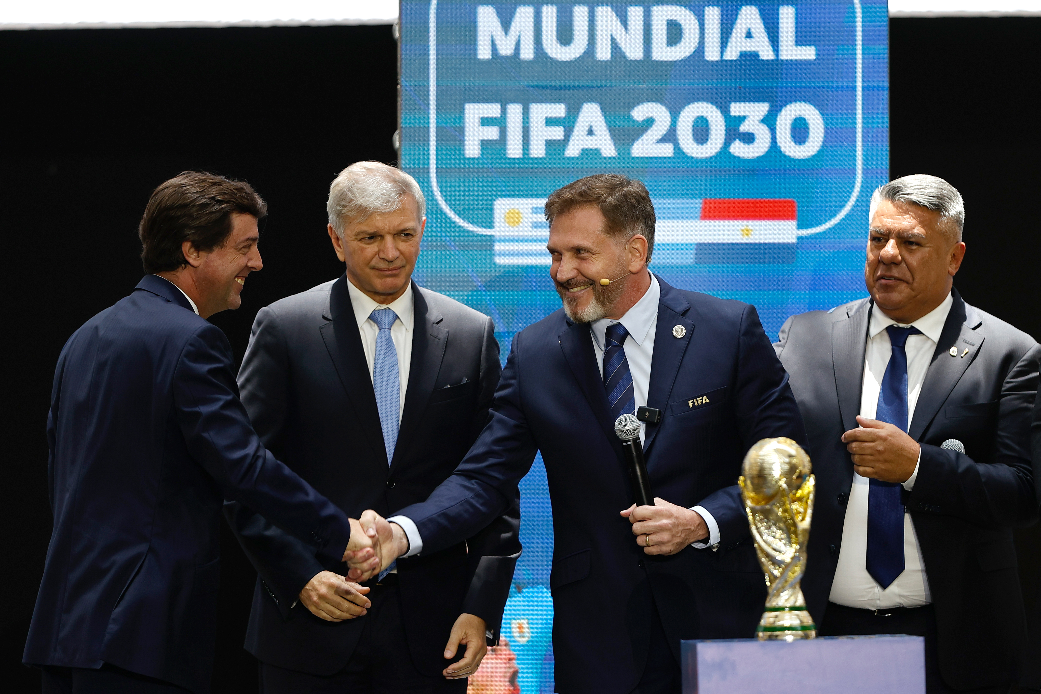 AME4770. LUQUE (PARAGUAY),11/12/2024.- El presidente de la Conmebol, Alejandro Domínguez (d), estrecha la mano con el presidente de la Asociación Uruguaya de fútbol, Ignacio Alonso (i), durante un evento este miércoles, en Luque (Paraguay). El presidente de la Confederación Sudamericana de Fútbol (Conmebol) Alejandro Domínguez celebró como "un hito" que Paraguay, Argentina y Uruguay acojan los primeros tres partidos del Mundial 2030, en celebración de los 100 años desde que se jugó la primera Copa Mundial de la FIFA en Sudamérica. EFE/ Juan Pablo Pino
