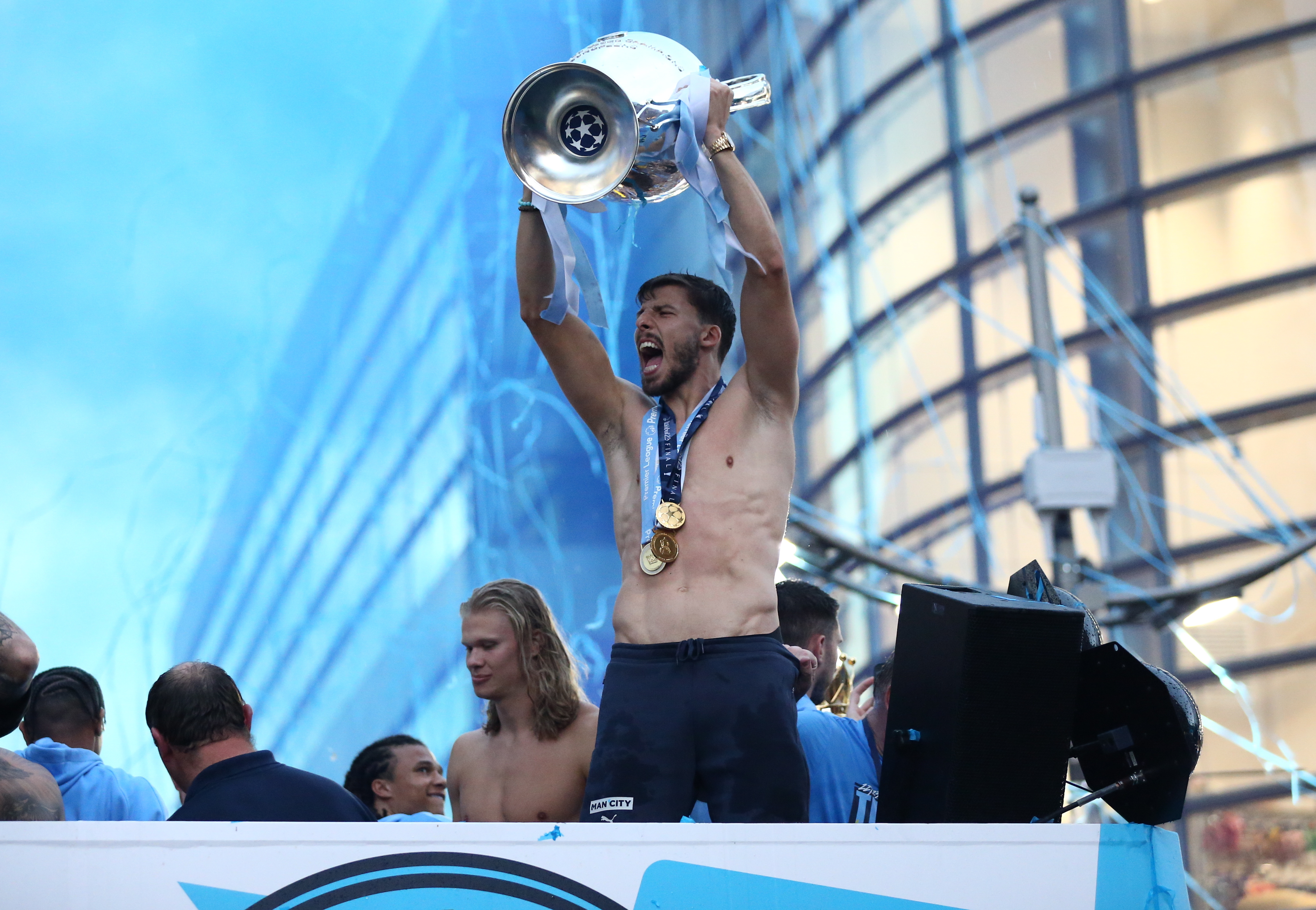 Manchester (United Kingdom), 12/06/2023.- Ruben Dias celebrates during a trophy parade in Manchester, Britain, 12 June 2023. Manchester City completed historic trophy treble by winning the UEFA Champions League, The FA Cup and the Premier League in a single season. (Liga de Campeones, Reino Unido) EFE/EPA/ADAM VAUGHAN