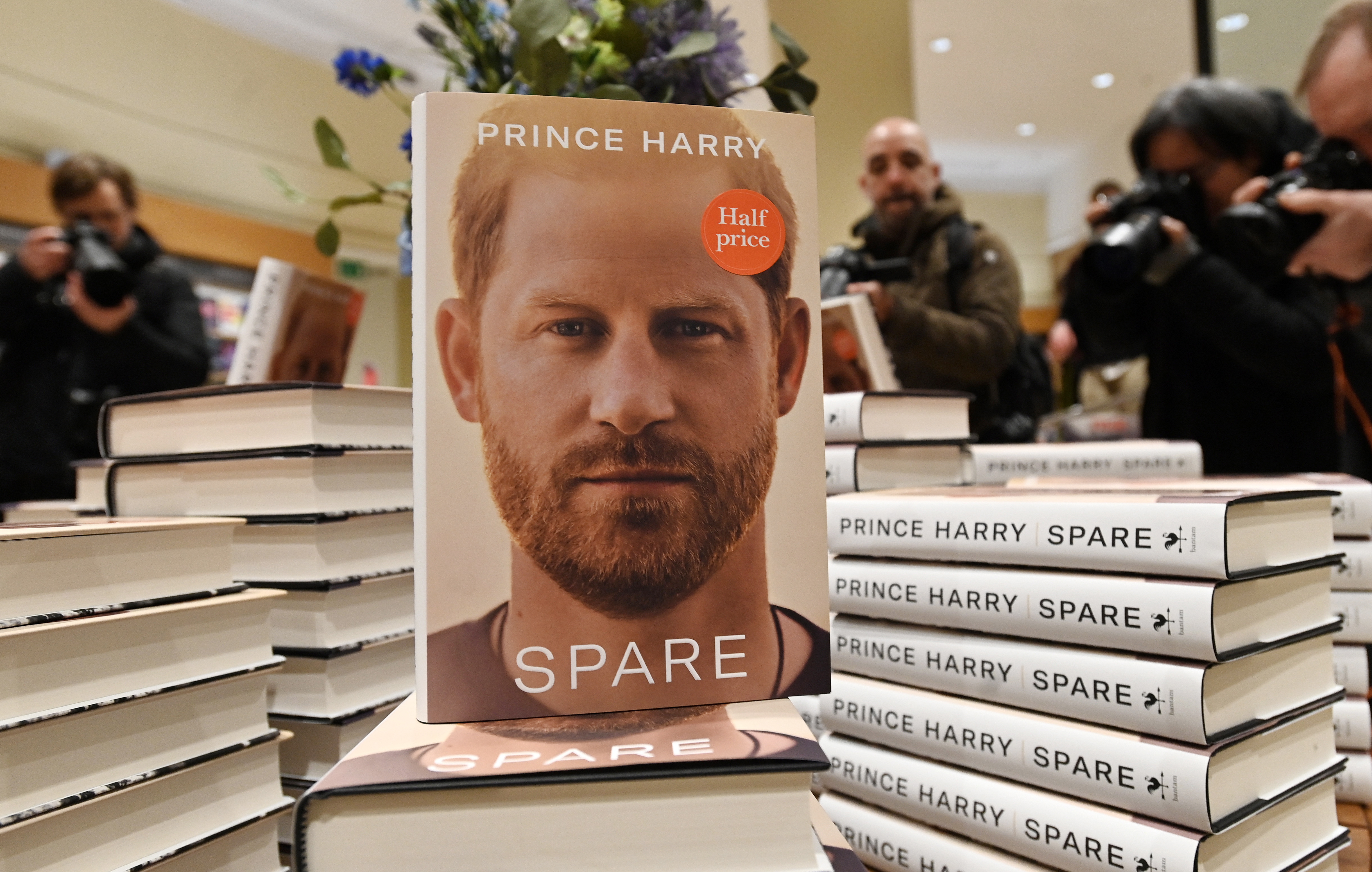 El príncipe Harry cortó sus memorias por temor a que su familia no le perdone