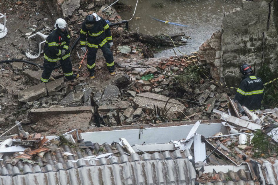 Autoridades trabajan en el lugar del accidente, en el área residencial Na Rua Vahia de Abreu, en Santos donde falleció Eduardo Campos/ EFE