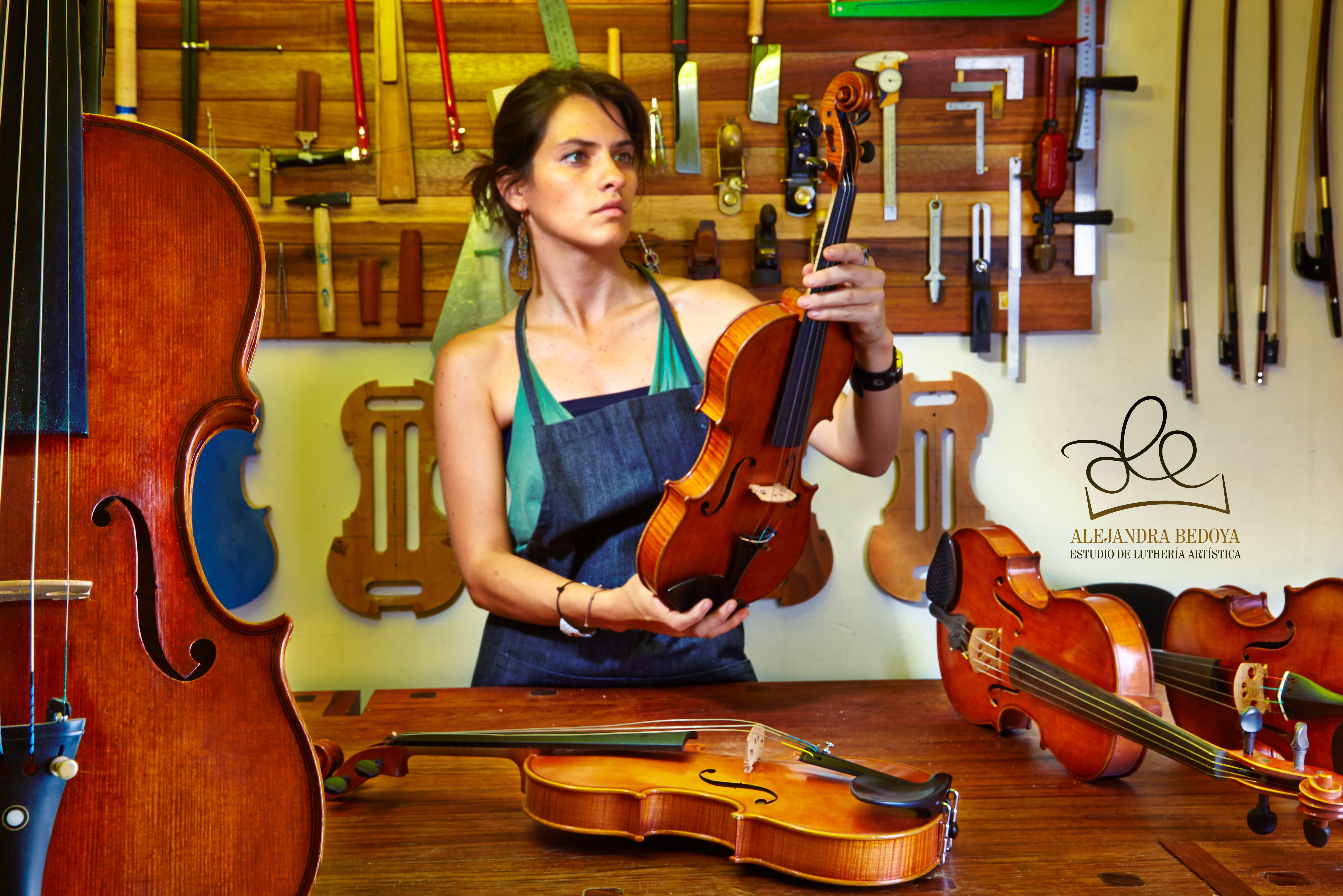 Alejandra Bedoya fue la primera mujer colombiana en hacer sus estudios completos en la famosa Escuela Stradivari, de Cremona (Italia).