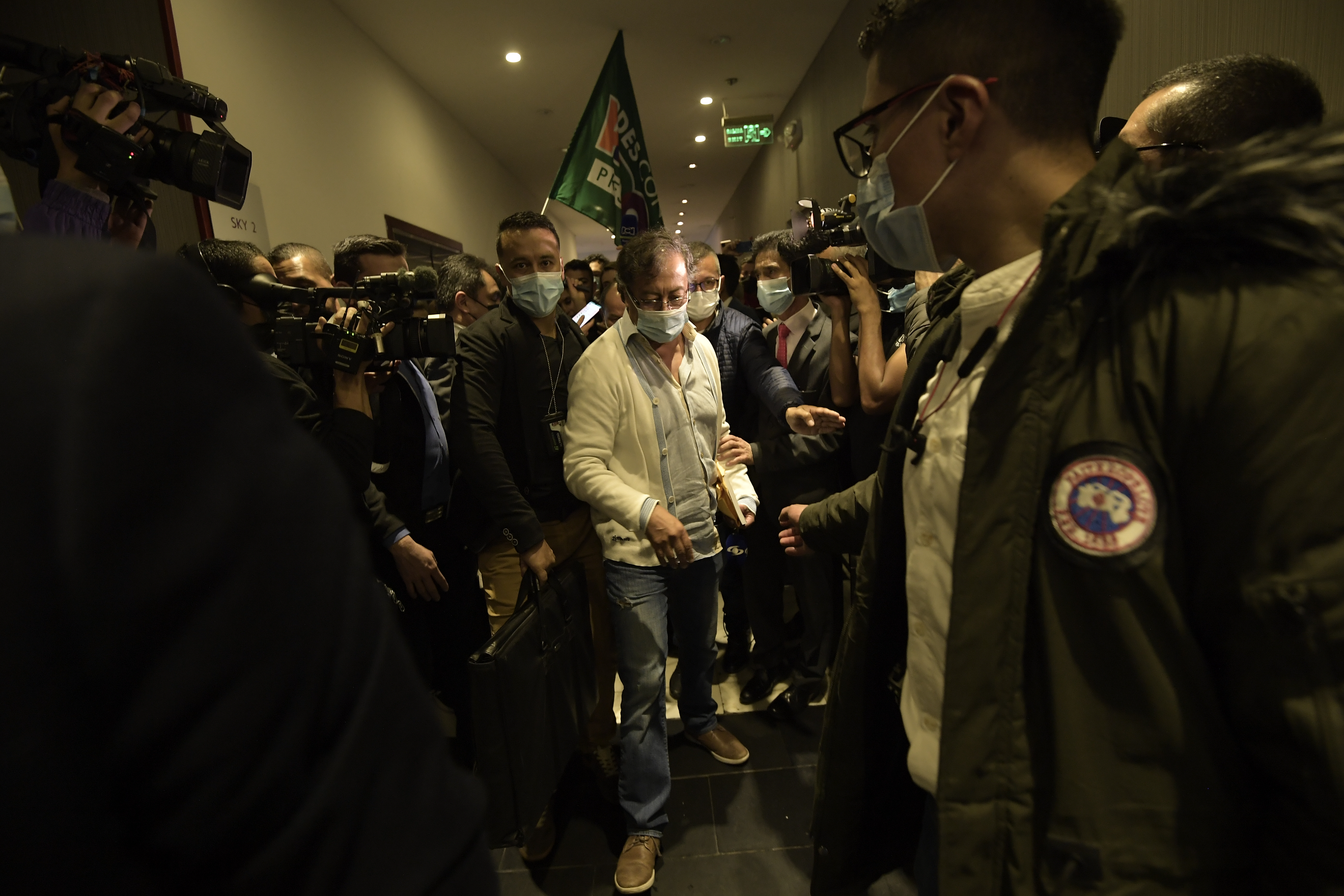 Candidato a la presidencia del 2022 por el Pacto Histórico, recibe el respaldo del partido Verde a su candidatura.