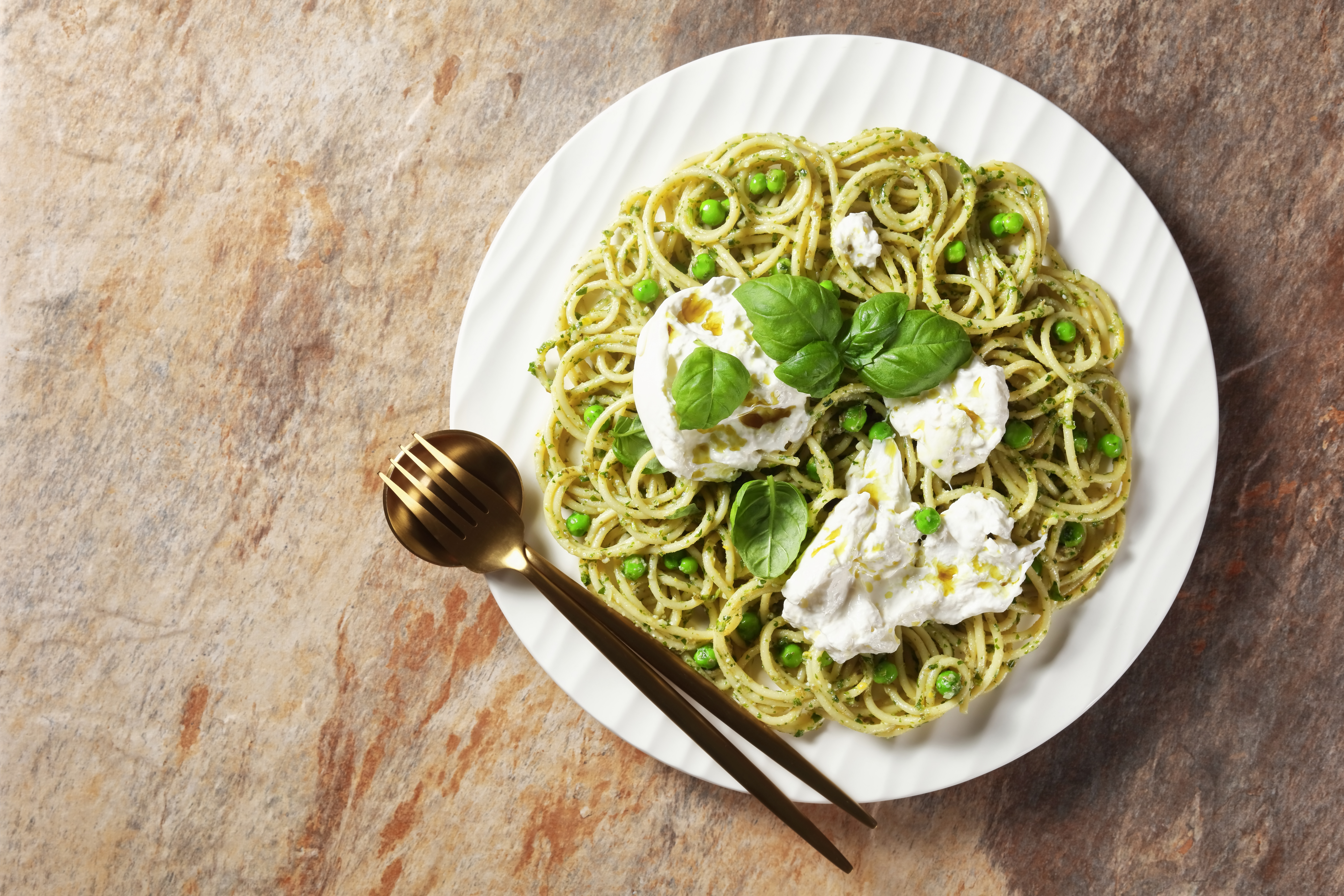 Esta es la receta para preparar pasta al pesto con queso burrata
