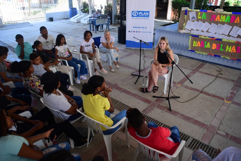 La escritora colombiana radicada en Buenos Aires María del Mar Ramón conversó en la escuela de El Pozón con un puñado de niños y niñas sobre su novela La Manada. El libro explora la adolescencia y la masculinidad a través de un grupo de muchachos en alguna sociedad de América Latina que terminan cometiendo un asesinato.