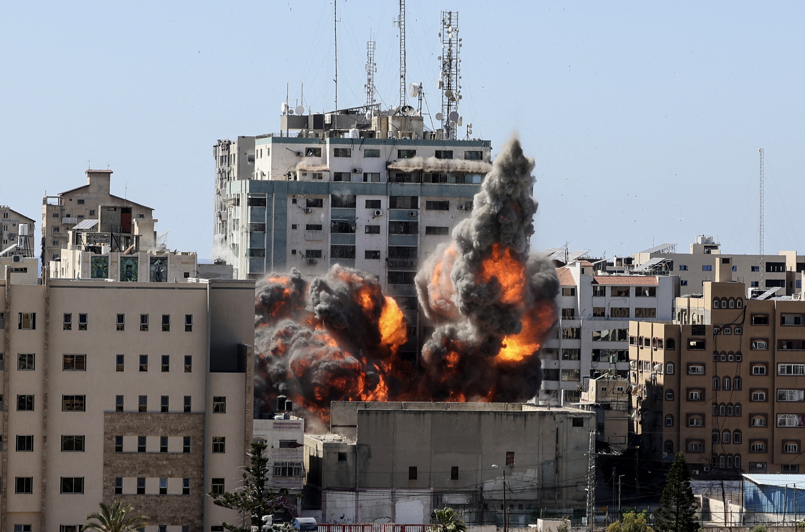 La fuerza aérea de Israel apuntó a la Torre Jala de 13 pisos que alberga la televisión Al-Jazeera con sede en Qatar y la agencia de noticias Associated Press.