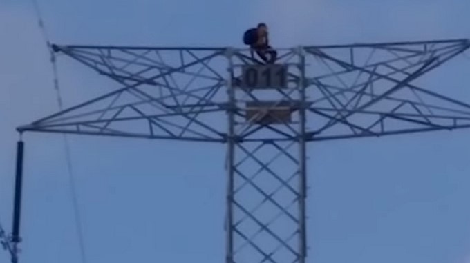 Hombre arengó contra Maduro desde la cima de una torre de energía en Soledad, Atlántico