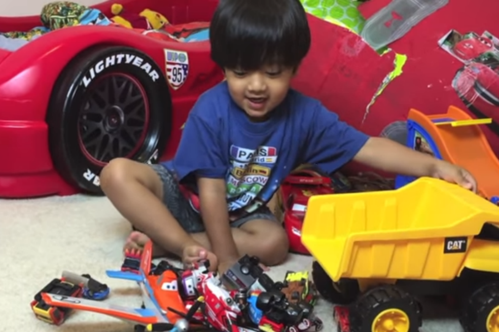 Ryan, el niño de seis años que ganó US$11 millones por destapar regalos en Youtube