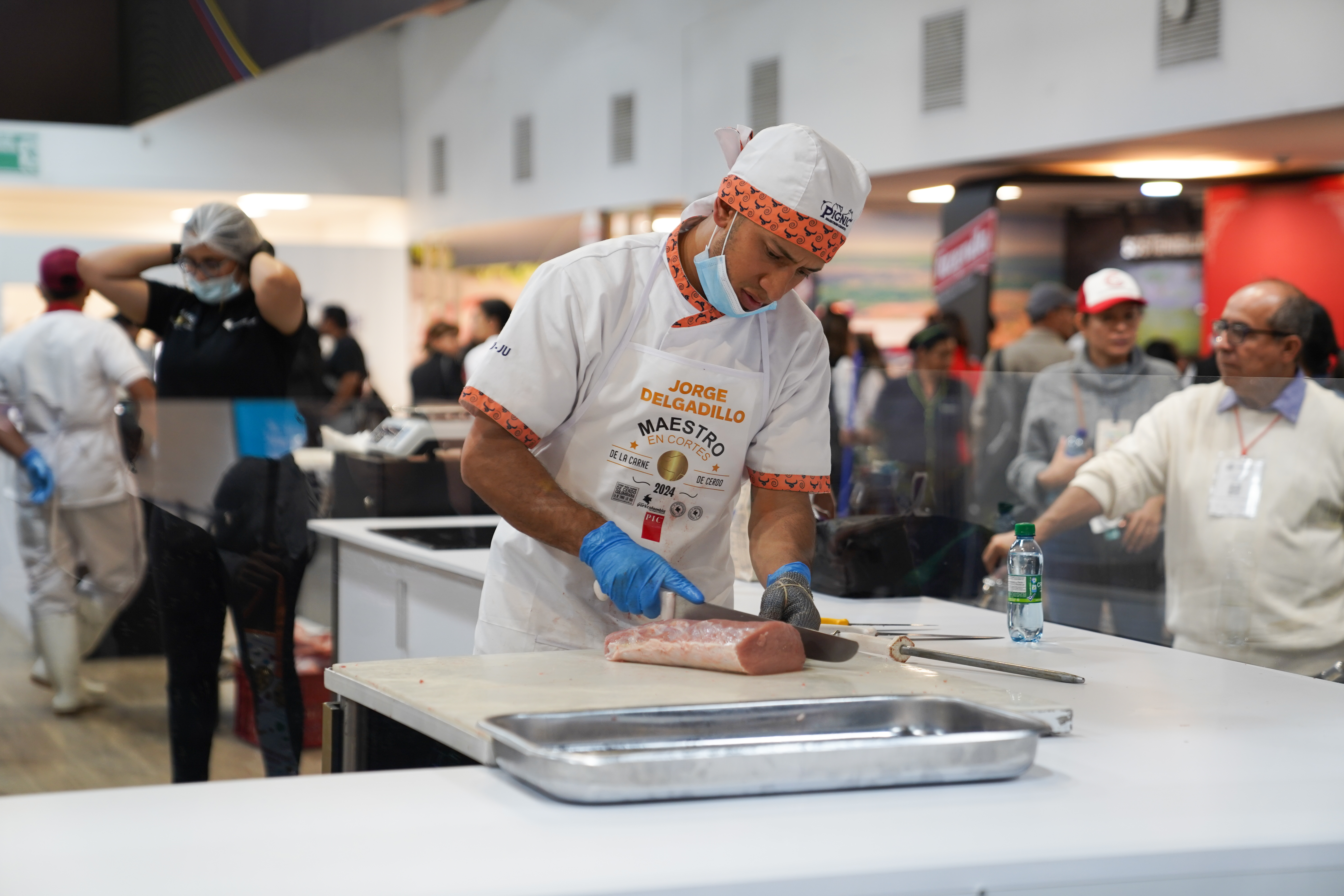 En la dura competencia los representantes de los mejores expendios de carne pusieron a prueba sus conocimientos.