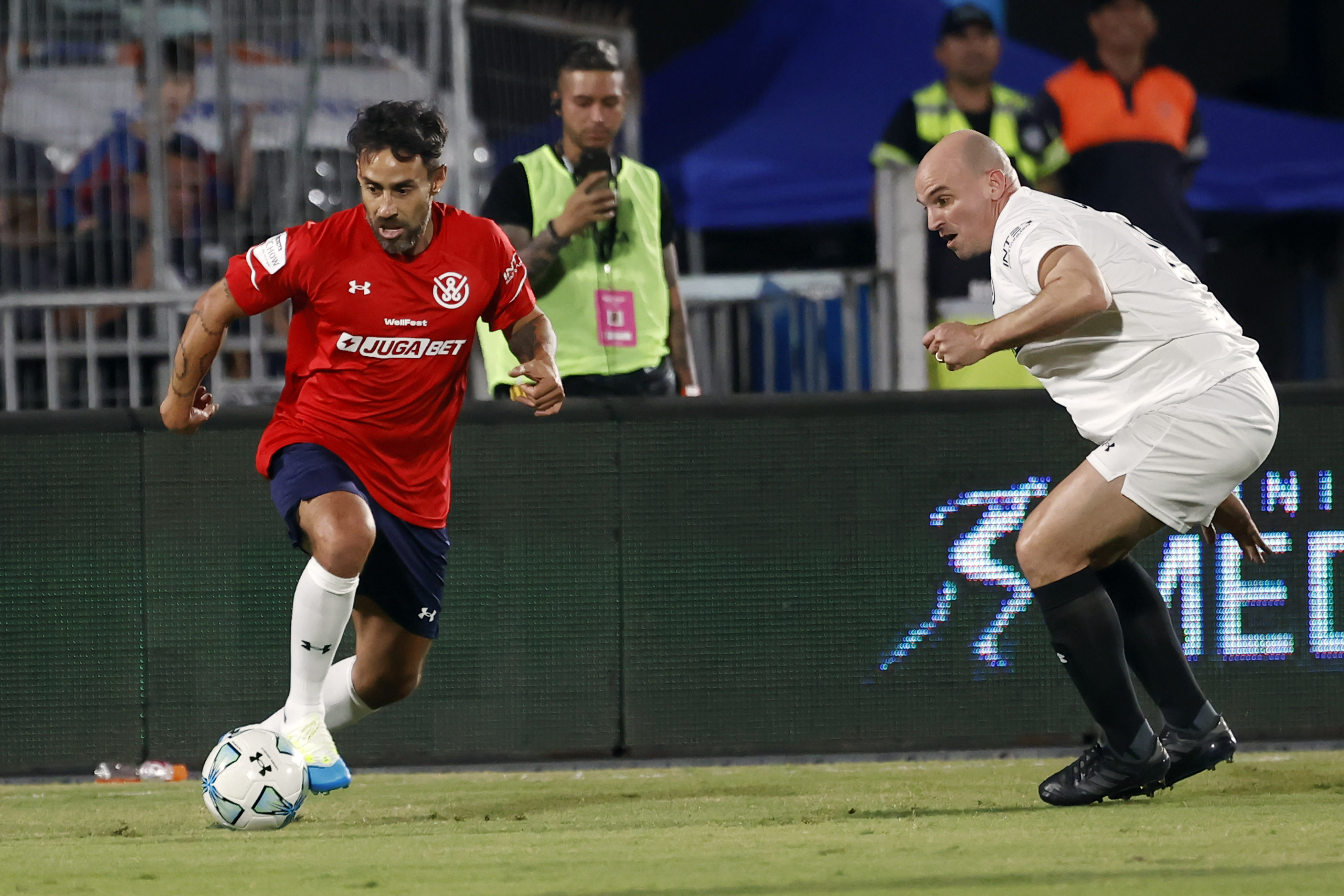 CH0. SANTIAGO (CHILE), 23/03/2024.- El chileno Jorge Valdivia en acción ante el argentino Esteban Cambiasso (d) durante un partido amistoso con históricas estrellas de fútbol mundial, en el festival Wellfest 2024, este sábado en el estadio Nacional de Santiago (Chile). EFE/Elvis González