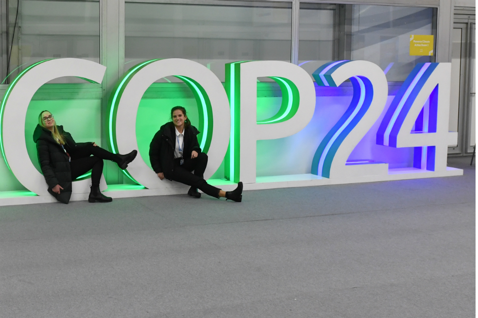Turistas en el COP 24 que se realizó en Polonia.  / AFP