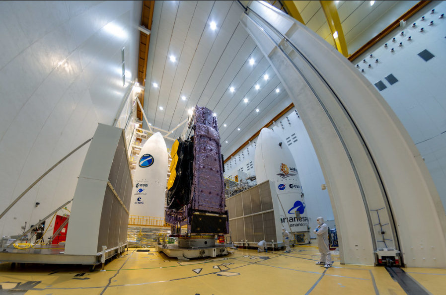 El sábado 11 de diciembre, el telescopio espacial James Webb de la NASA fue asegurado en la parte superior del cohete Ariane 5 que lo lanzará al espacio desde el puerto espacial europeo en la Guayana Francesa.