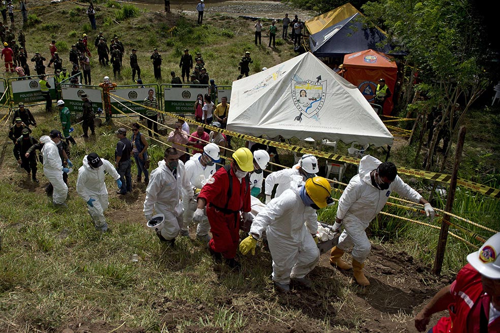 Rescatan seis cuerpos en mina de Caldas