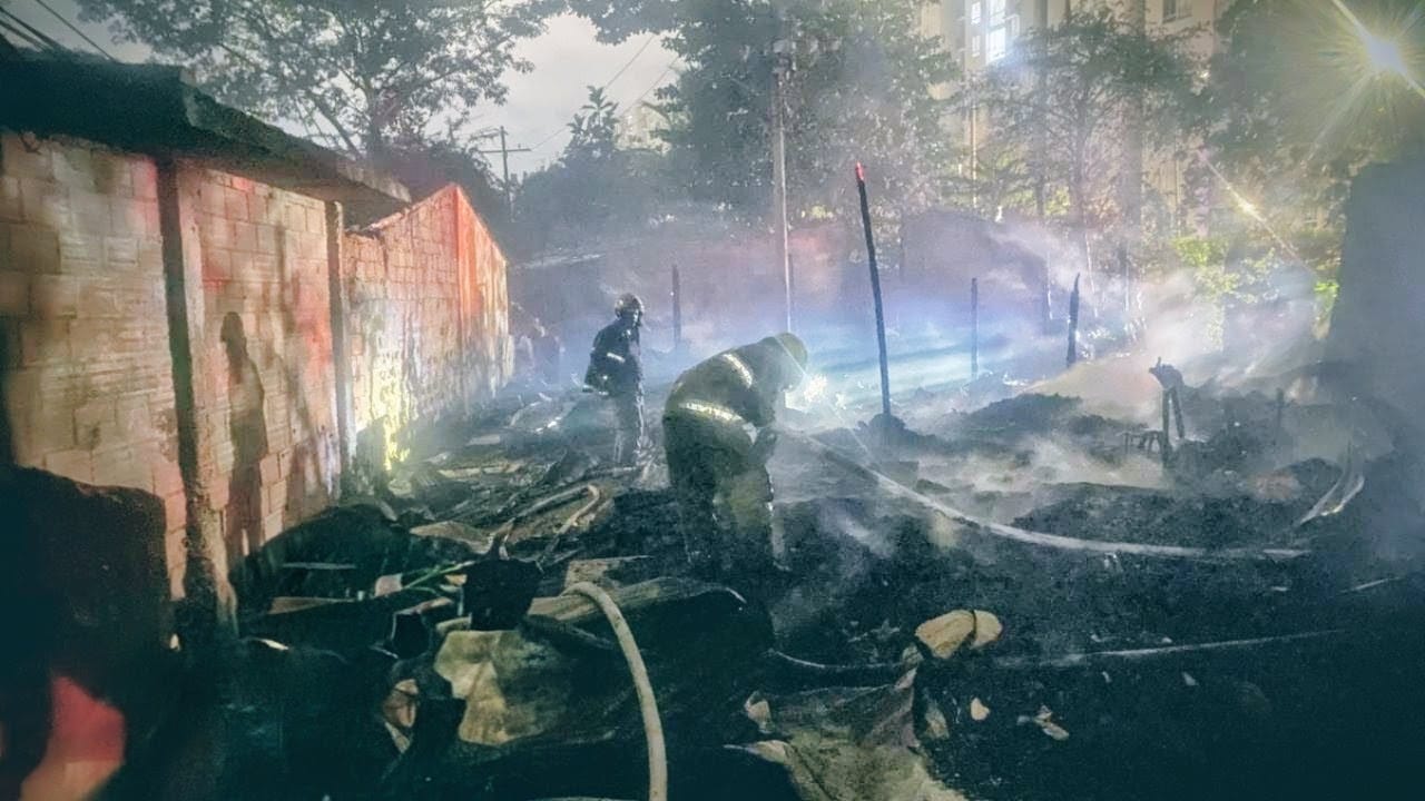 Así fue el incendio que acabó con ocho viviendas en San José de los Campanos, en Cartagena