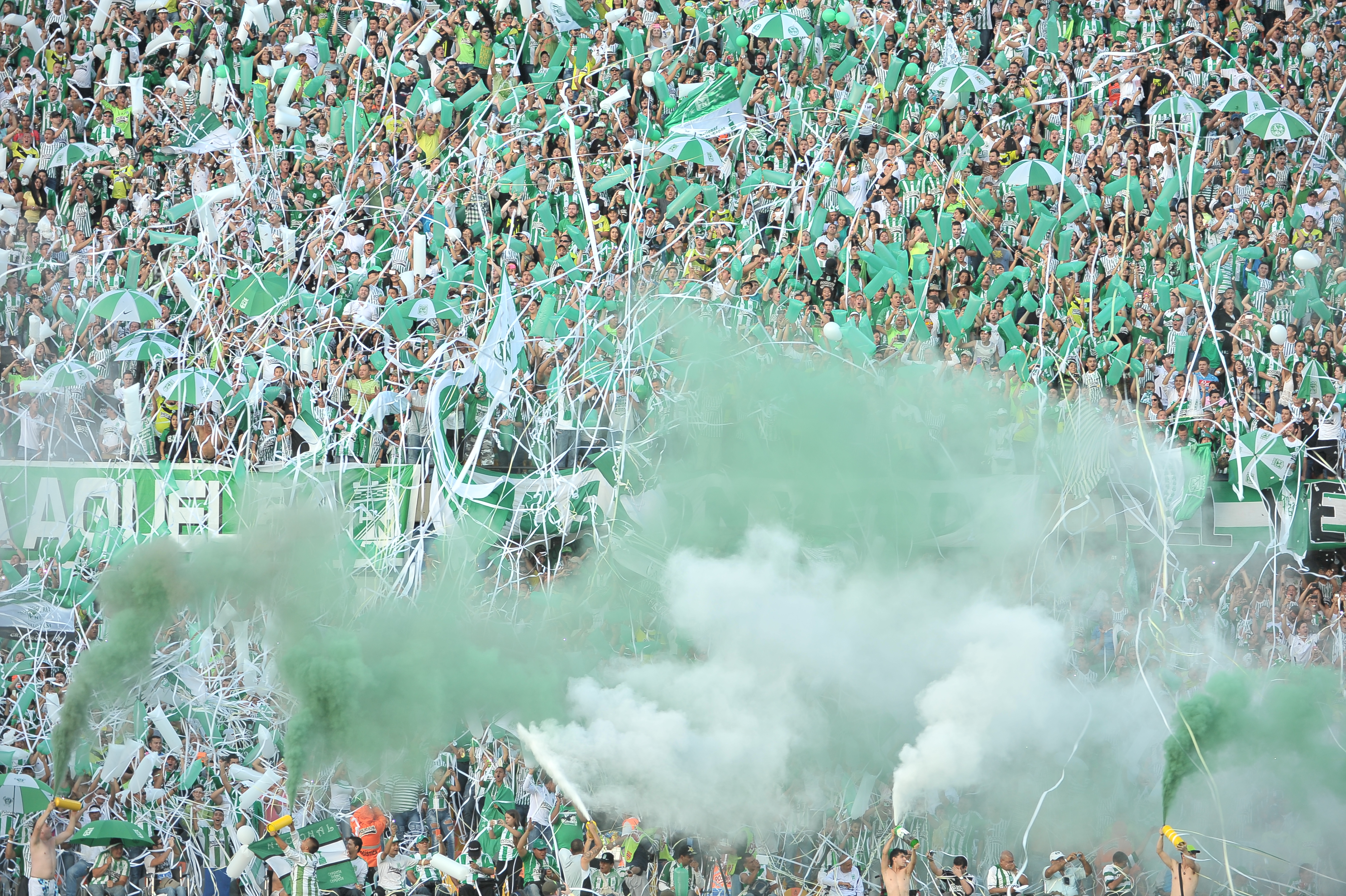 Hinchas de Atlético Nacional en el estadio Atanasio Girardot, en el partido de ida por la final de la Liga Postobón I-2013 disputado ante Santa Fe.