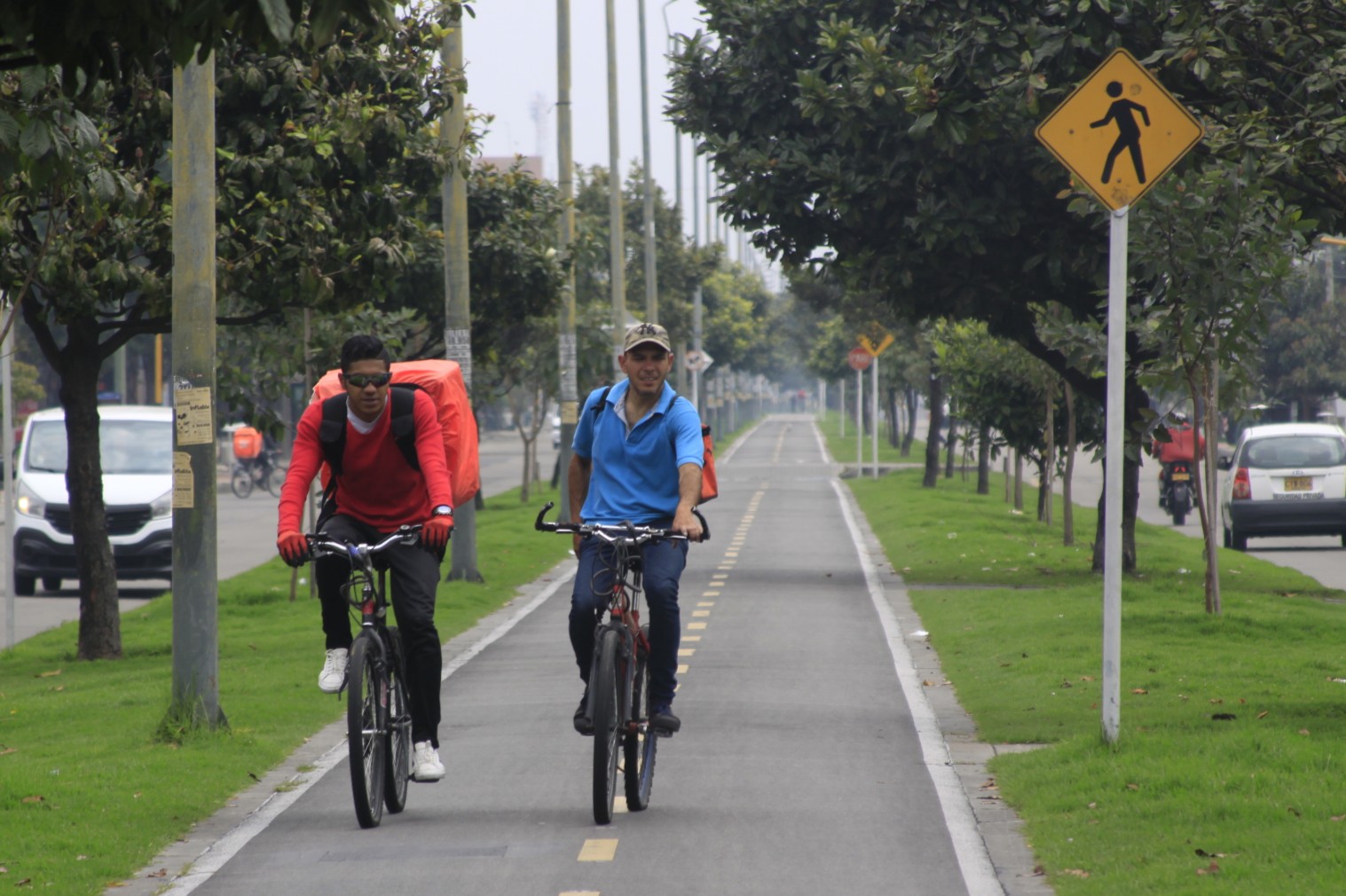 Los domiciliarios están excepcionados en el decreto de cuarentena. Puede circular libremente.Germán Gómez Polo - El EspectadorEntre otras recomendaciones que sugieren, tanto para los domiciliarios como para los locales con los que trabajan, están la verificación de que los pedidos salgan de los restaurantes o supermercados bien cerrados, que se adopten medidas de higiene en los locales y que se minimice el contacto personal al momento de la entrega. También han empezado a entregar domicilios sin costo cuando provienen de restaurantes o supermercados entre las 3 de la tarde y las 8 de la noche, consideradas horas pico en la aplicación, para evitar aglomeraciones.