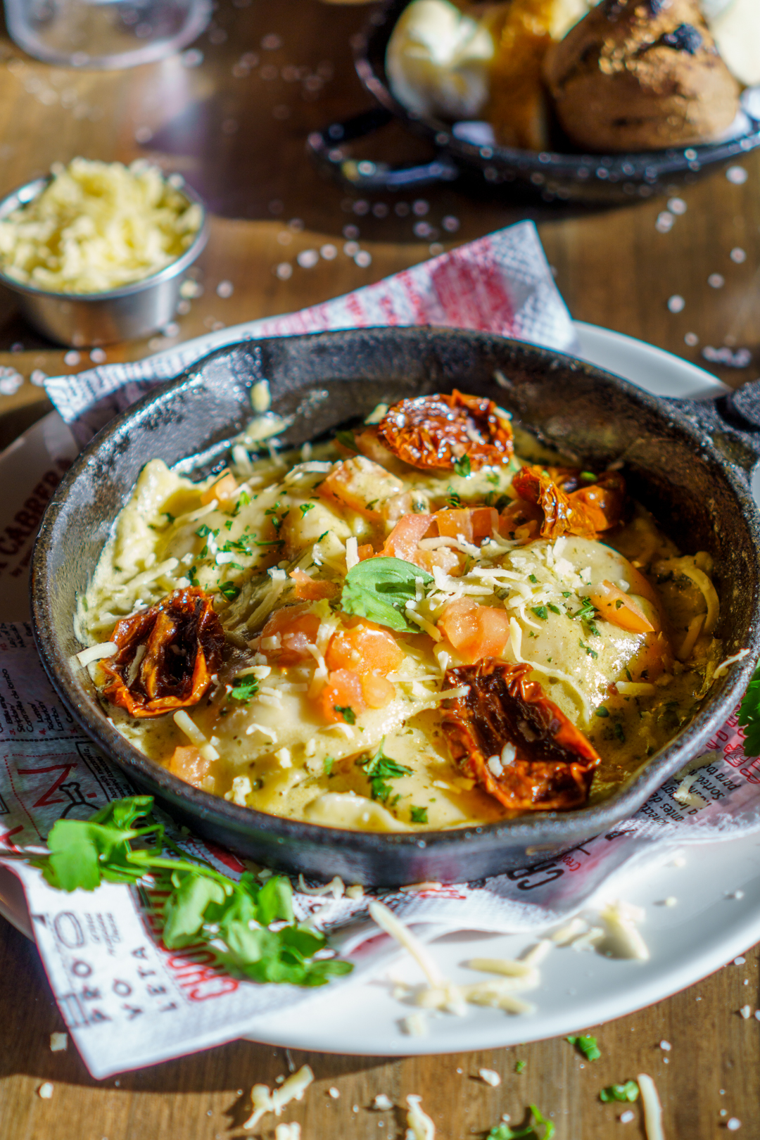 Provoleta con tomates secos y pesto dé albahaca