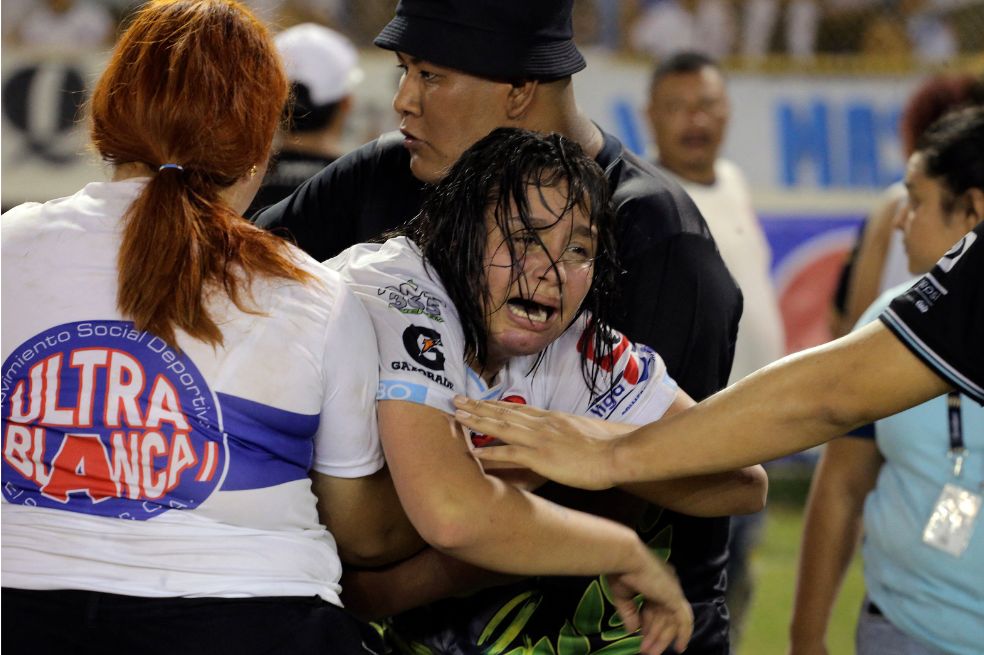 Estampida en El Salvador: en fotos, las peores tragedias en estadios de fútbol