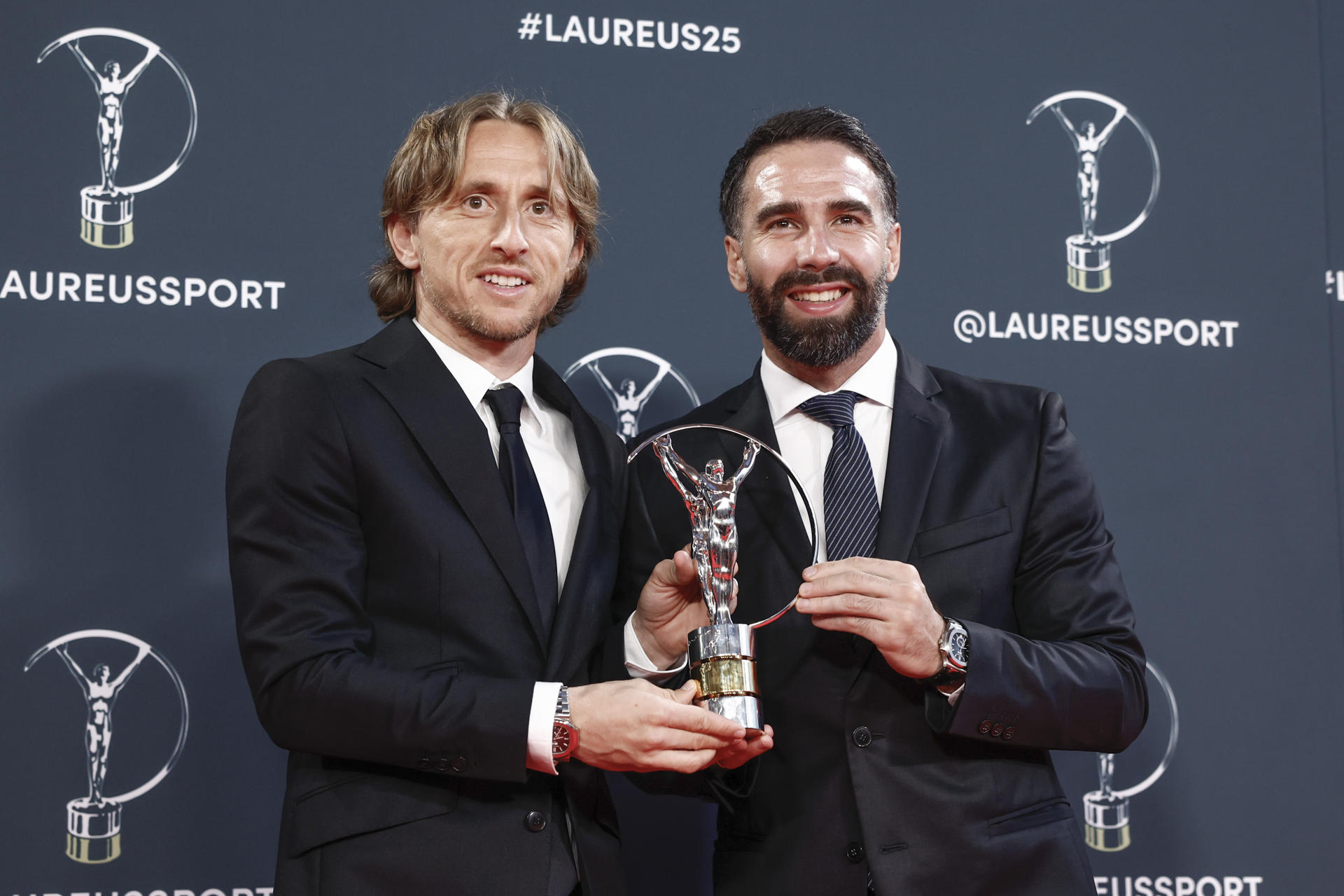 MADRID, 21/04/2025.- El futbolistas del Real Madrid, el croata Luka Modric (i) y Dani Carvajal, posan con uno de los galardones entregados en la ceremonia de los Premios Laureus que se ha celebrado hoy lunes en Madrid. EFE / Daniel González.
