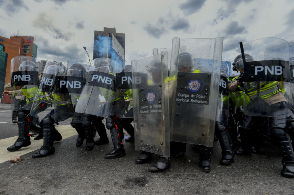Asesinan e incineran a dos policías venezolanos en Caracas