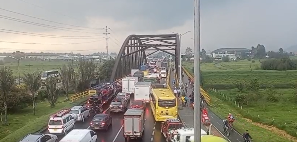 Colapsa, de nuevo, la calle 80 por accidente en la vía Bogotá-La Vega