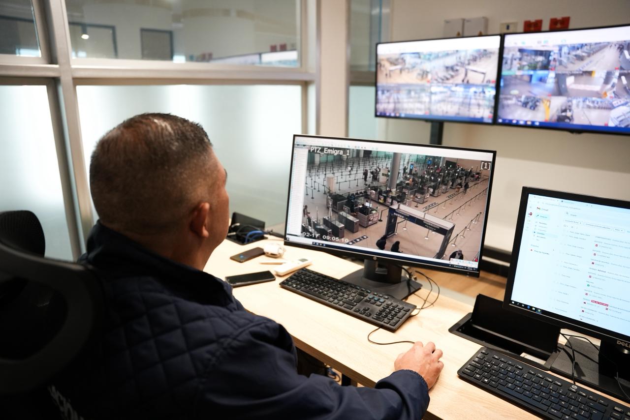 Un hombre mira la pantalla que proyecta las cámaras de los pasillos del aeropuerto.